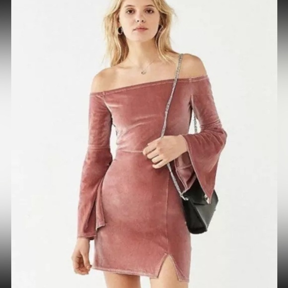 Urban Outfitters Dress Women Small Velvet Pink Off The Shoulder Flare Sleeve B5 - Picture 1 of 14